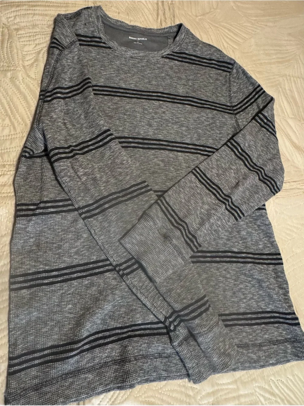Banana Republic size Large men’s Thin Sweater Gray & Black Horizontal Stripes